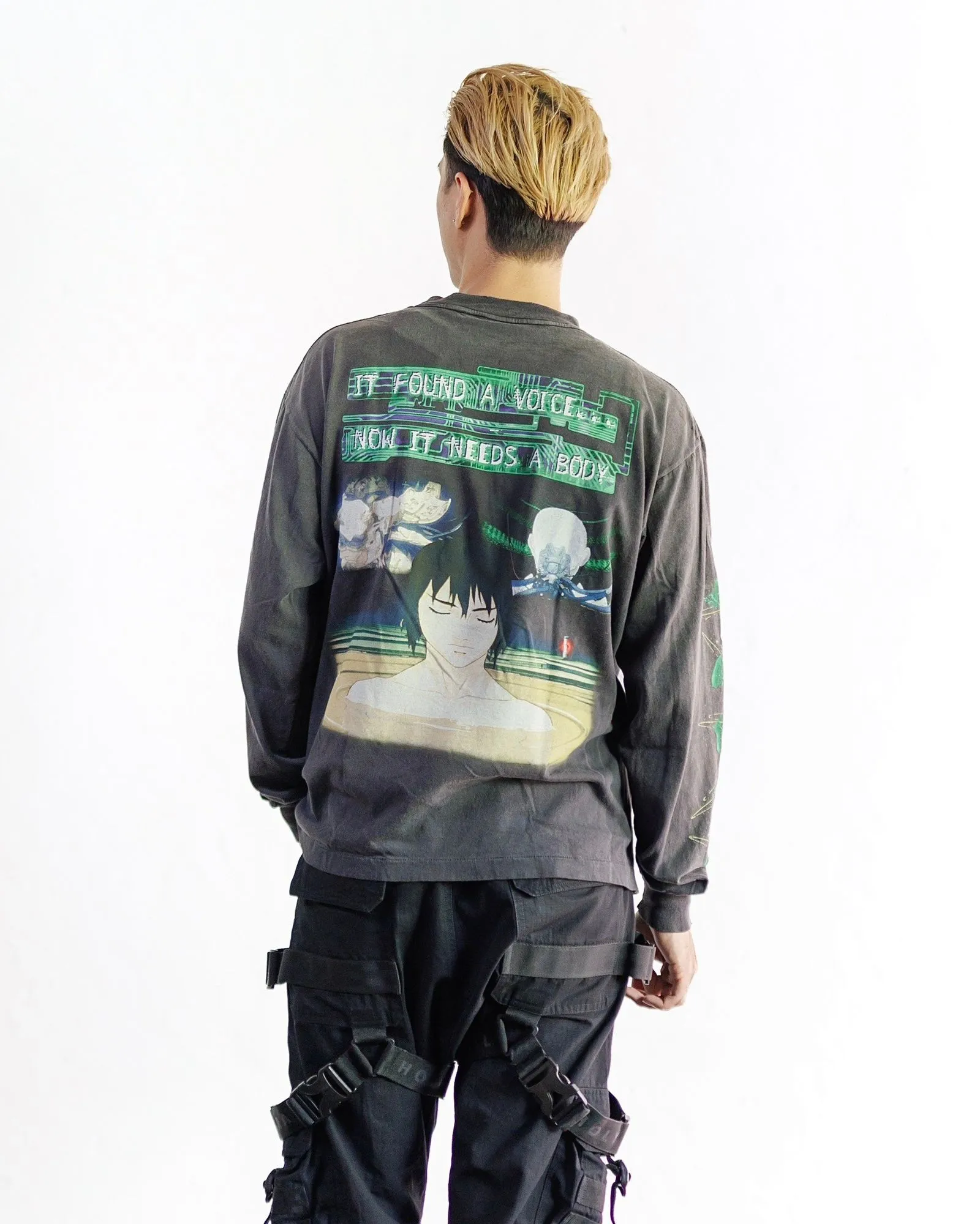 SAINT Mxxxxxx × GHOST IN THE SHELL Ghost in the Shell GS_LS TEE/GITS/BLK Big IP Ghost in the Shell co-branded model Motoko Kusanagi takes a bath Retro distressed long sleeves Washed black S-XL Ready-to-wear Assute dyeing Full-body spray fade/replacement fade Correct accessories Joint LOGO wash mark/main mark/cherub mark Super complex printing replica The drawing/pattern making cycle is very long and the hand graffiti is dirty.